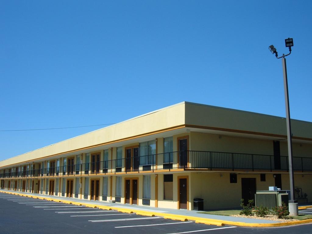 Days Inn By Wyndham Madison Exterior photo