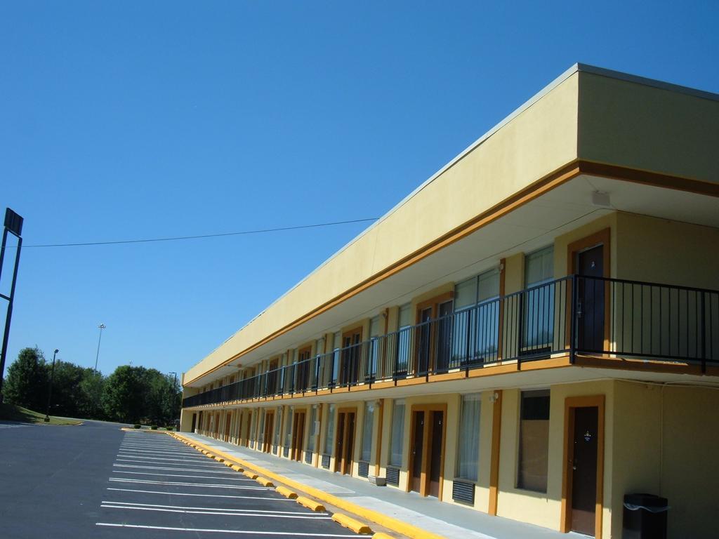 Days Inn By Wyndham Madison Exterior photo