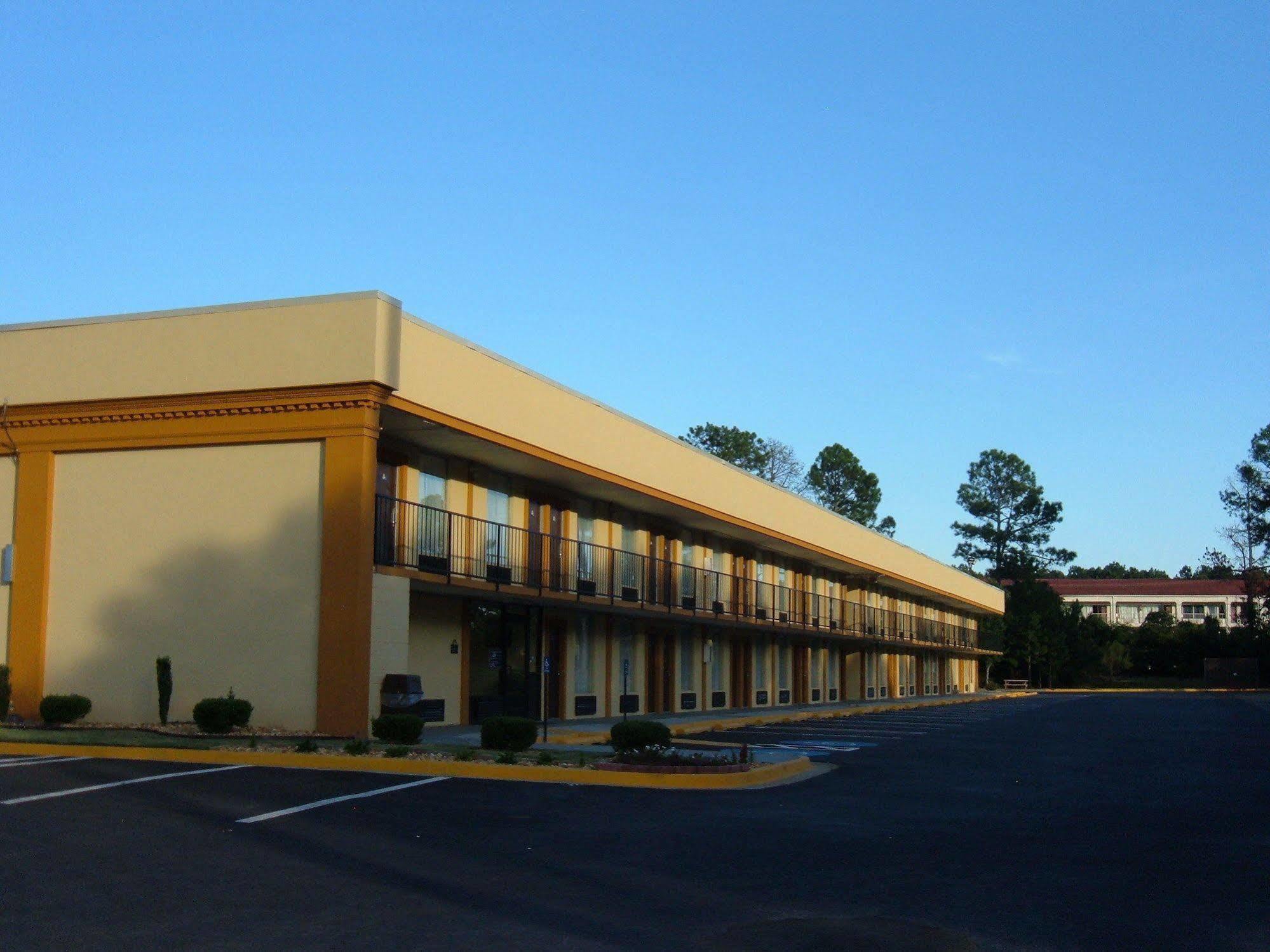 Days Inn By Wyndham Madison Exterior photo