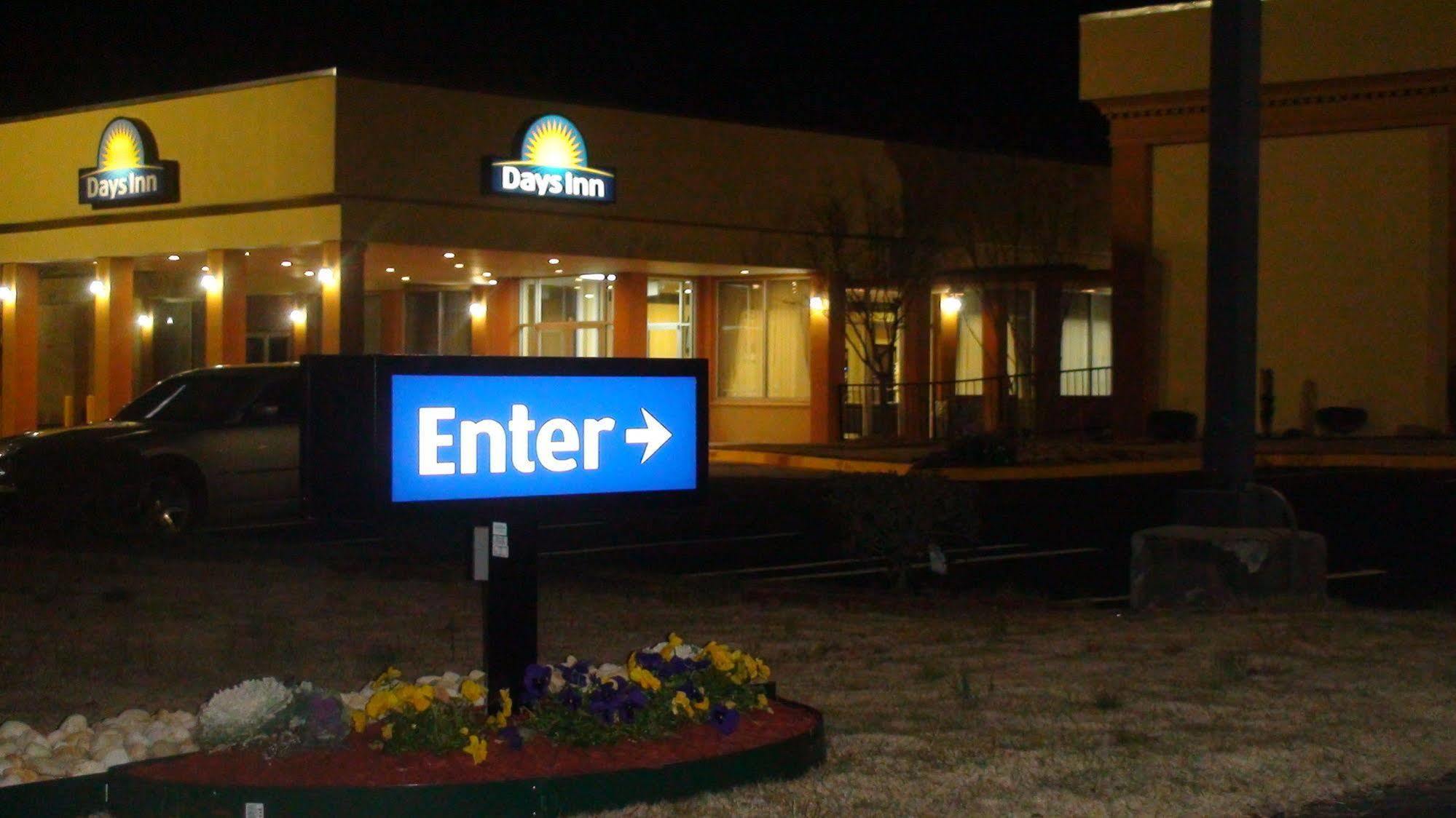 Days Inn By Wyndham Madison Exterior photo