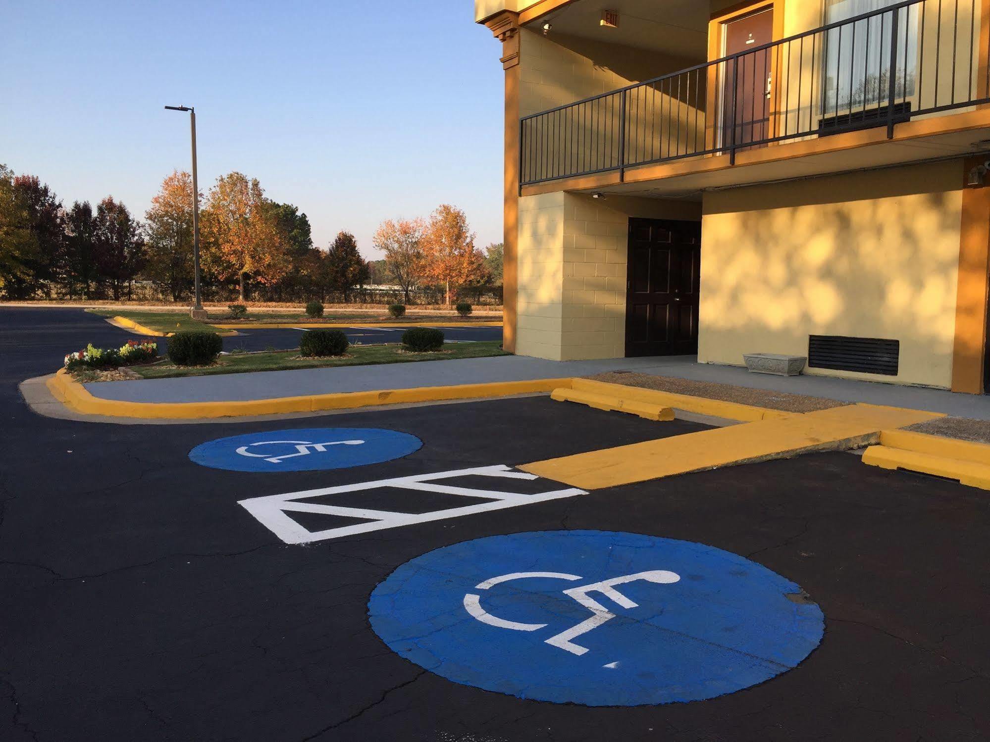 Days Inn By Wyndham Madison Exterior photo