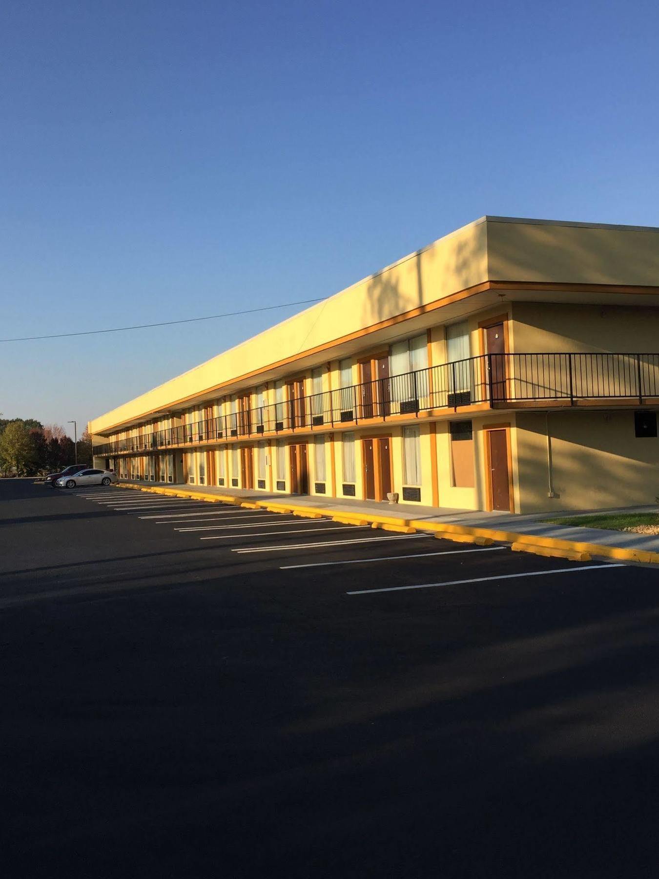 Days Inn By Wyndham Madison Exterior photo